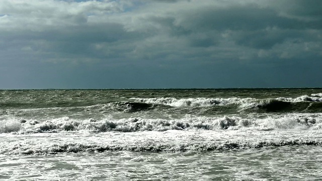 风暴使海上波涛汹涌视频素材