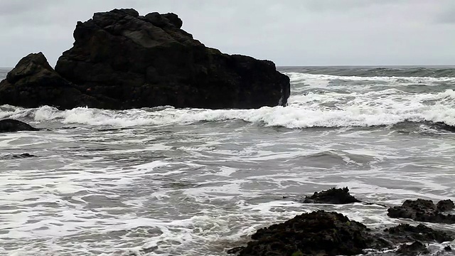 北加州海滩海浪第一天阴天视频素材