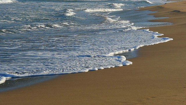 沙滩上的波浪。塞浦路斯视频素材