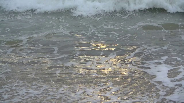 海浪在海滩的特写视频素材