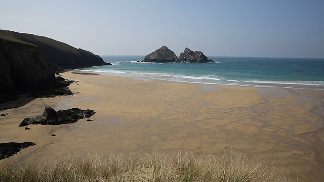 英国北康沃尔海岸，纽基和克兰托克附近的霍利韦尔湾视频素材