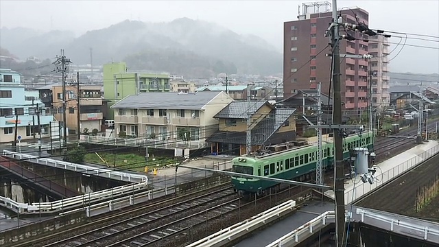 旧火车在日本东京的轨道上行驶。视频素材