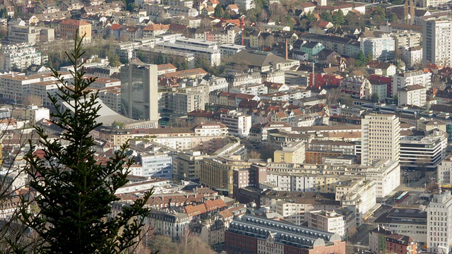 Biel/Bienne，瑞士钟表制造的首都，显示城市中心建筑和交通的细节视频素材