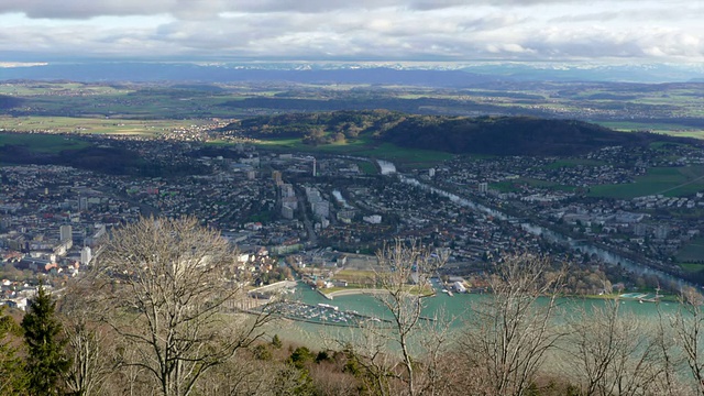 宽全景延时俯瞰Biel/Bienne，瑞士钟表制造的首都视频素材