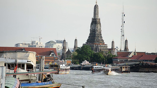 在泰国的河流和它的运输在Wat Arun (Wat Arun Ratchawararam Ratchawaramahawihan)。泰国曼谷昭披耶河通武里西岸的一座佛教寺庙视频素材