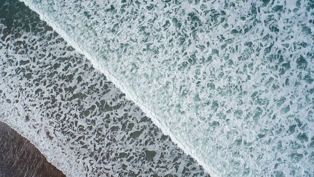 高空无人机拍摄的宁静的海浪视频素材