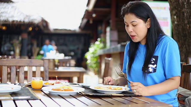 在餐馆吃饭的女人视频素材