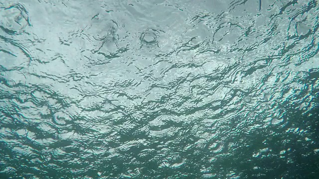 海面上的雨水。视频素材