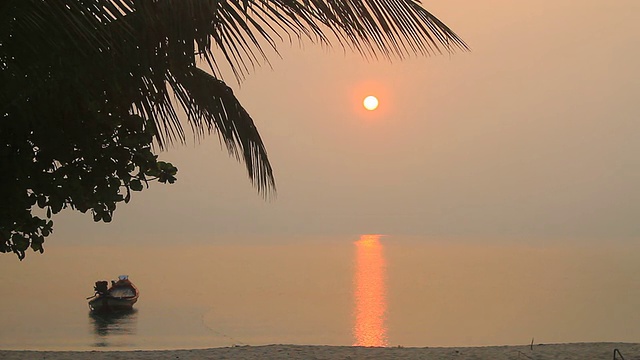 美丽的日出在热带海上视频素材