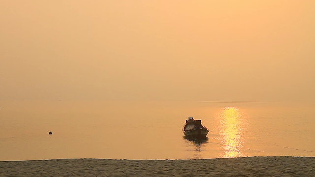 美丽的日出在热带海上视频素材