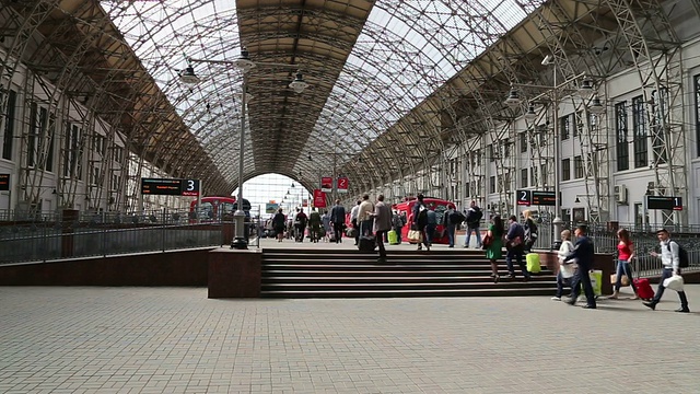 Kiyevskaya火车站(Kiyevsky railway terminal, Kievskiy vokzal)上的红色航空快车——是俄罗斯莫斯科的九个主要火车站之一视频素材