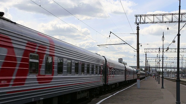 Kiyevskaya火车站(Kiyevsky railway terminal, Kievskiy vokzal)上的火车——是俄罗斯莫斯科的九个主要火车站之一视频素材