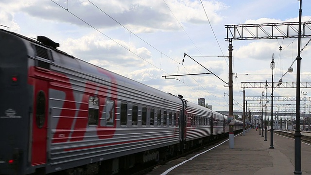 Kiyevskaya火车站(Kiyevsky railway terminal, Kievskiy vokzal)上的火车——是俄罗斯莫斯科的九个主要火车站之一视频素材