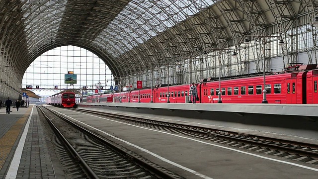 Kiyevskaya火车站(Kiyevsky railway terminal, Kievskiy vokzal)上的红色航空快车——是俄罗斯莫斯科的九个主要火车站之一视频素材