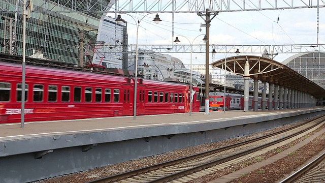 Kiyevskaya火车站(Kiyevsky railway terminal, Kievskiy vokzal)上的红色航空快车——是俄罗斯莫斯科的九个主要火车站之一视频素材