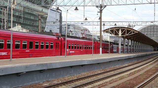 Kiyevskaya火车站(Kiyevsky railway terminal, Kievskiy vokzal)上的红色航空快车——是俄罗斯莫斯科的九个主要火车站之一视频素材