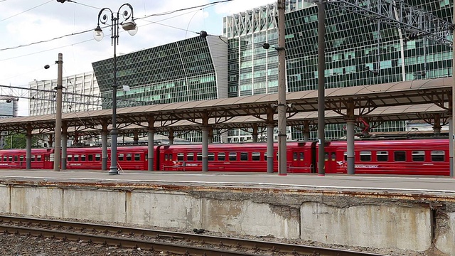 Kiyevskaya火车站(Kiyevsky railway terminal, Kievskiy vokzal)上的红色航空快车——是俄罗斯莫斯科的九个主要火车站之一视频素材