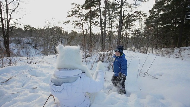 跑着掉进了雪里。视频素材