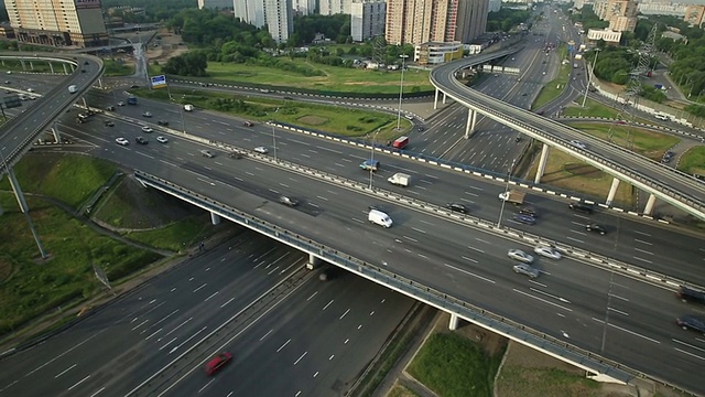 航拍的高速公路交汇处在莫斯科城市视频素材