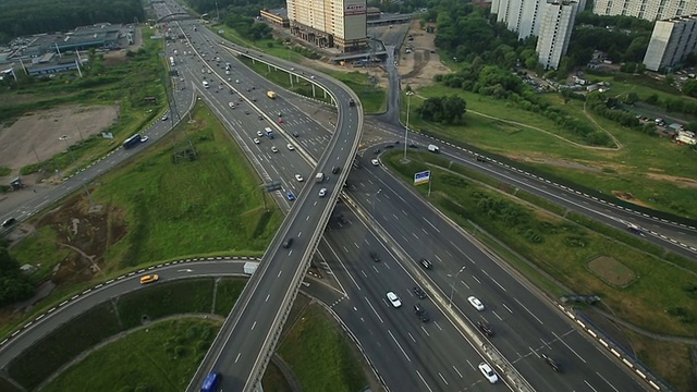 航拍的高速公路交汇处在莫斯科城市视频素材