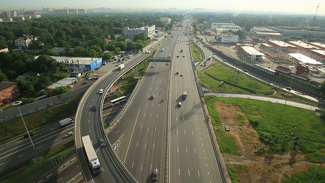 航拍的高速公路交汇处在莫斯科城市视频素材