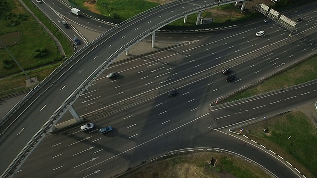 航拍的高速公路交汇处在莫斯科城市视频素材