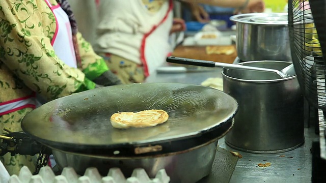 泰国清迈街头小贩在煎美味的烤肉视频素材