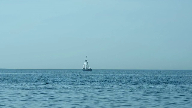 帆船漂浮在海上视频素材