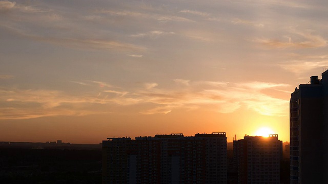 夕阳下建筑工地的背光剪影视频素材