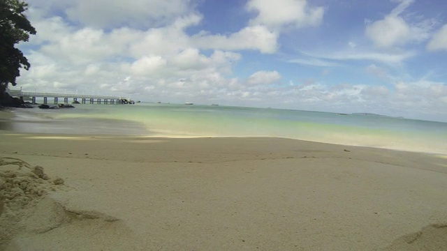 泰国潘瓦海滩上的天空，棕榈，沙子和大海的运动时间视频素材