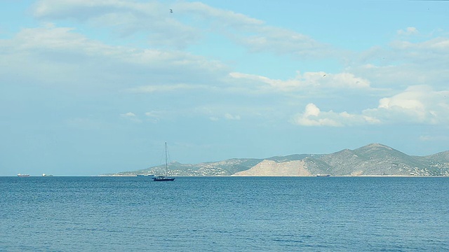 海面上的帆船以小岛为背景视频素材