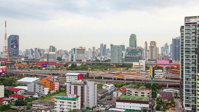 道路或高速公路上繁忙交通的时间推移和商业建筑背景，从白天到晚上视频素材