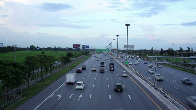 从白天到晚上在公路或高速公路上交通繁忙的时间视频素材