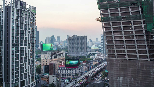 日落时间与道路或高速公路上的交通和商业建筑的背景，白天到晚上视频素材