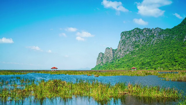 美丽的山景和湖泊上的云的时间流逝视频素材