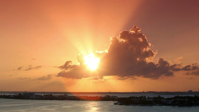 夕阳透过云层视频素材