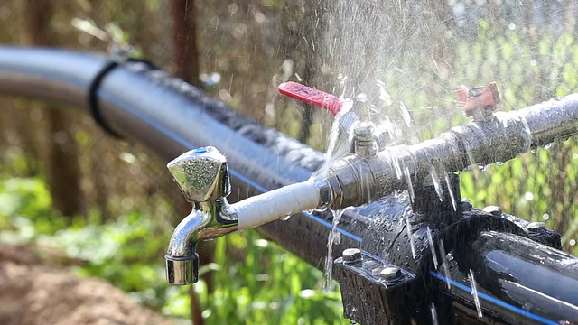 水从破裂的水龙头漏出视频素材