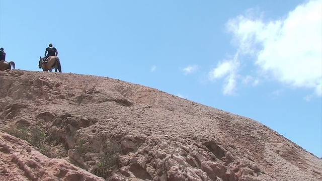 骑马上山视频素材