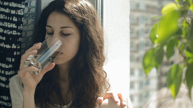 女孩的饮用水视频下载