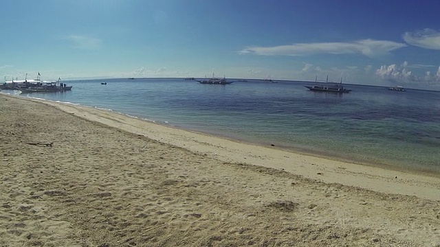 热带海滩与蓝色的大海视频素材