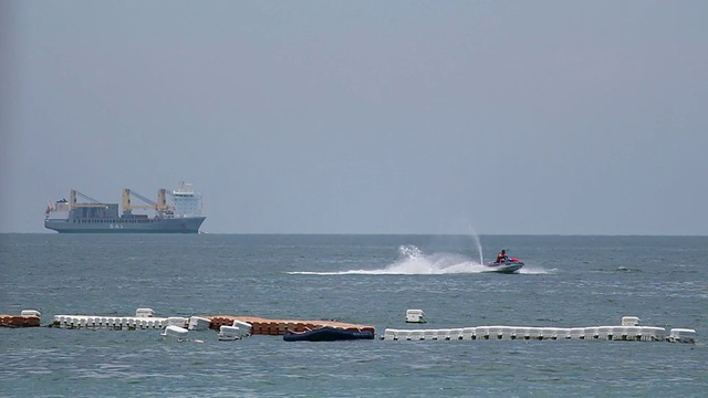 睡觉的人浮在水上，在海里玩水上摩托艇视频素材