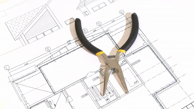灰色和黄色的圆嘴钳在建筑平面，方案，旋转视频素材