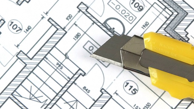 黄色文具刀对建筑平面图、旋转、闭合视频素材