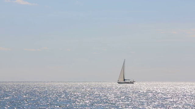 帆船慢慢地漂浮在海上视频素材