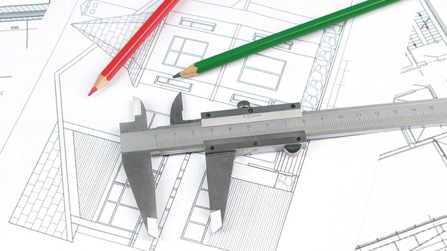用卡尺和铅笔标出建筑平面图，平面图，旋转方向视频素材