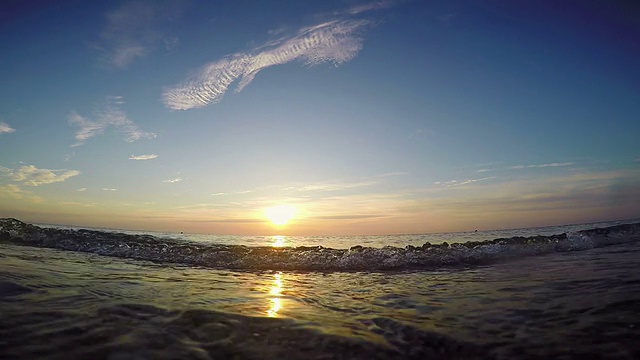 太阳从海上升起视频素材