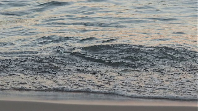 海滩上小波浪的特写视频素材