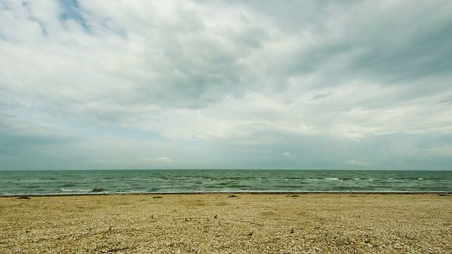 海滩和海浪在海岸上视频素材