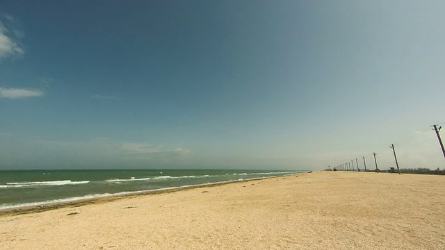 海滩和海浪在海岸上视频素材