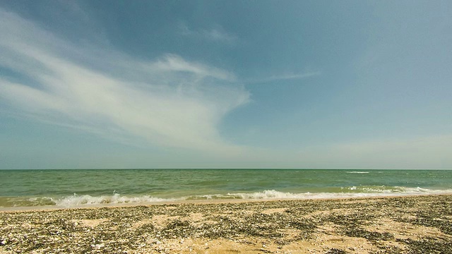 海滩和海浪在海岸上视频素材